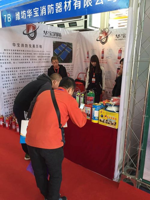 參展人員了解綠消產(chǎn)品