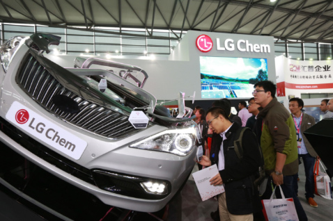 現(xiàn)場(chǎng)展示的多款汽車(chē)模型吸引眾多目光