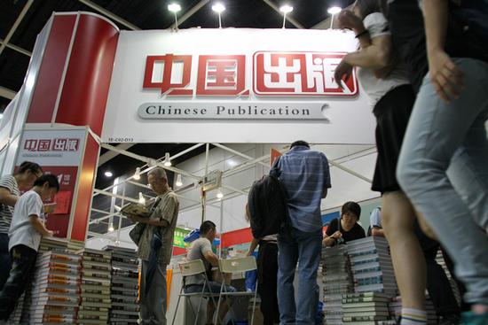 7月20日，第27屆香港書展開幕，市民在中國出版專區(qū)選購圖書。