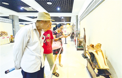 首屆市級工藝美術大師優(yōu)秀作品及工藝美術精品(圖1)
